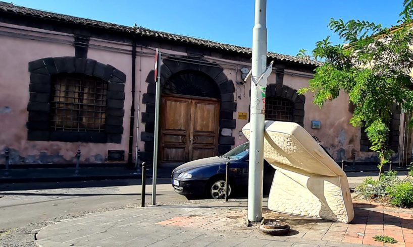 Paternò, una ‘installazione’ davanti al museo archeologico: un materasso per i sonni tranquilli dell’inciviltà