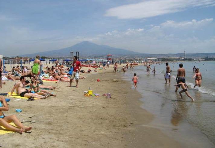 Catania, tutti pazzi per le spiagge libere: afflusso record nel mese di luglio