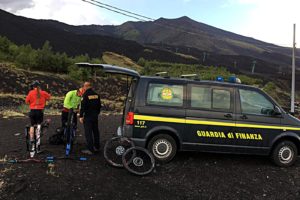 Etna, sulle zone sommitali GdF mette in salvo due ciclisti: la nebbia fitta ha bloccato le mountain bike