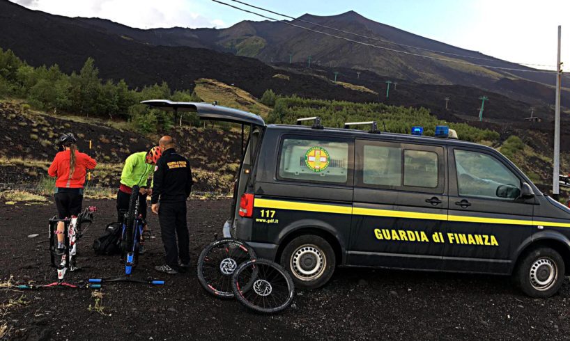 Etna, sulle zone sommitali GdF mette in salvo due ciclisti: la nebbia fitta ha bloccato le mountain bike