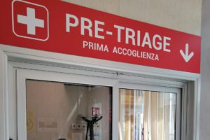 Nella tarda serata di ieri, un clochard che chiedeva di entrare nel Pronto Soccorso dell'ospedale 'Cannizzaro' di Catania è andato in escandescenze e ha danneggiato il vetro della postazione di pre-triage.