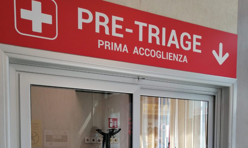 Nella tarda serata di ieri, un clochard che chiedeva di entrare nel Pronto Soccorso dell'ospedale 'Cannizzaro' di Catania è andato in escandescenze e ha danneggiato il vetro della postazione di pre-triage.