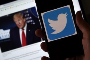 Twitter ha annunciato di aver "temporaneamente bloccato" l'account ufficiale della campagna elettorale di Donald Trump a causa di un tweet che conterrebbe "disinformazioni" sul Covid-19. Si tratta di un messaggio in cui si ribadiva un'affermazione dello stesso presidente secondo il quale i bambini sarebbero "quasi immuni" al coronavirus. Questo tweet "viola le nostre regole sulla disinformazione sul Covid-19", ha detto all'Afp un portavoce della societa' con base a San Francisco, aggiungendo che "al titolare dell'account e' richiesto di rimuovere il tweet" per poter tornare a twittare nuovamente. Precedentemente era stata Facebook a rimuovere il post con il video dell'intervista in cui Trump faceva la stessa affermazione sui "bambini quasi immuni".