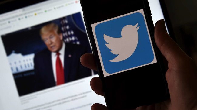 Twitter ha annunciato di aver "temporaneamente bloccato" l'account ufficiale della campagna elettorale di Donald Trump a causa di un tweet che conterrebbe "disinformazioni" sul Covid-19. Si tratta di un messaggio in cui si ribadiva un'affermazione dello stesso presidente secondo il quale i bambini sarebbero "quasi immuni" al coronavirus. Questo tweet "viola le nostre regole sulla disinformazione sul Covid-19", ha detto all'Afp un portavoce della societa' con base a San Francisco, aggiungendo che "al titolare dell'account e' richiesto di rimuovere il tweet" per poter tornare a twittare nuovamente. Precedentemente era stata Facebook a rimuovere il post con il video dell'intervista in cui Trump faceva la stessa affermazione sui "bambini quasi immuni".