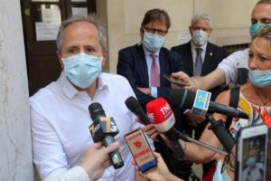 Coronavirus, Crisanti: “I casi aumenteranno ma non rischiamo nuovo lockdown”