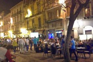 Movida sotto osservazione e soprattutto la promiscuità dei giovani impegnati a trascorrere le notti in discoteca, dopo che un diciassettenne che aveva trascorso la sera a ballare all'Afrobar alla Plaia di Catania si è presentato con la tosse in ospedale dove gli e' risultato positivo al Coronavirus.