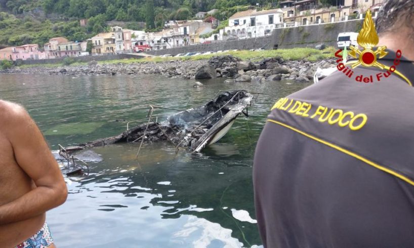 Acireale, esplosione a S. Maria la Scala: due ustionati e due imbarcazioni distrutte