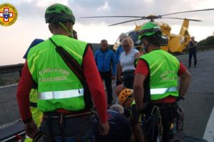 Zafferana Etnea, soccorritori del Sass salvano turista milanese precipitato nella Grotta dei Tre Livelli: sospetta frattura alla gamba