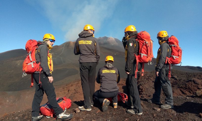 Etna, due escursionisti salvati dal Soccorso alpino della GdF: si erano avventurati in un'escursione verso Grotta del Gelo