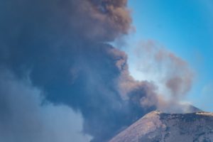 Etna, pennacchio scuro sul vulcano. Ingv: “Attività stromboliana al nuovo cratere di sud-est”