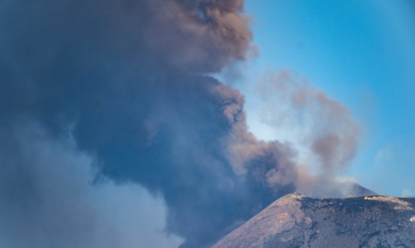 Etna, pennacchio scuro sul vulcano. Ingv: “Attività stromboliana al nuovo cratere di sud-est”