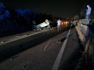 Sulla SS. 284 Adrano-Bronte Y10 inseguita dalla Polizia va a sbattere: conducente sbalzato fuori dall’abitacolo