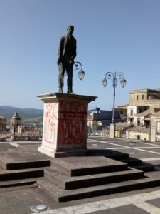 Vizzini, ignoti deturpano la statua di Giovanni Verga. Il Comune: "Atto vergognoso" 