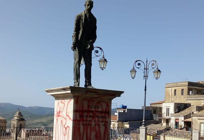 Vizzini, ignoti deturpano la statua di Giovanni Verga. Il Comune: "Atto vergognoso"