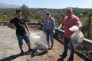 Quattro volontari hanno ripulito stamani l’are panoramica delle Vigne a pochi metri dall’Eco Punto dove ogni giorno gli adraniti in villeggiatura conferiscono i rifiuti. Muniti di rastrelli e sacchetti i 4 volontari - padre, madre, figlio e una ragazza russa - hanno rimesso a nuovo la piazzola che di solito viene utilizzata da quanti vogliono godere di una vista dall’alto. Negli anni il germe dell’inciviltà ha colpito quella zona trasformandola in una sorta di deposito-immondezzaio a disposizione di tutti. “Saremo qui ogni lunedì - spiega Domenico Nicolosi, militare in pensione cui si deve l’azione meritevole - e dalle 10 alle 12 provvederemo a ripulire la zona dai rifiuti. Se qualcuno vuole unirsi a noi e darci una mano lo accoglieremo con piacere”. La scorsa settimana il quartetto è entrato in azione per la ripulitura di un fazzoletto di terra poco distante dove hanno trovato accampamento alcuni cuccioli randagi (assistiti anche dai volontari dell’Anpa). La presenza dei volontari delle ‘Vigne pulite’ ha sorpreso stamattina i tanti automobilisti in transito per la strada delle Vigne, trasformatasi col tempo da ‘cartolina di ginestre’ a micro-discarica. In tanti si sono complimentati con i volontari per il senso civico dimostrato.