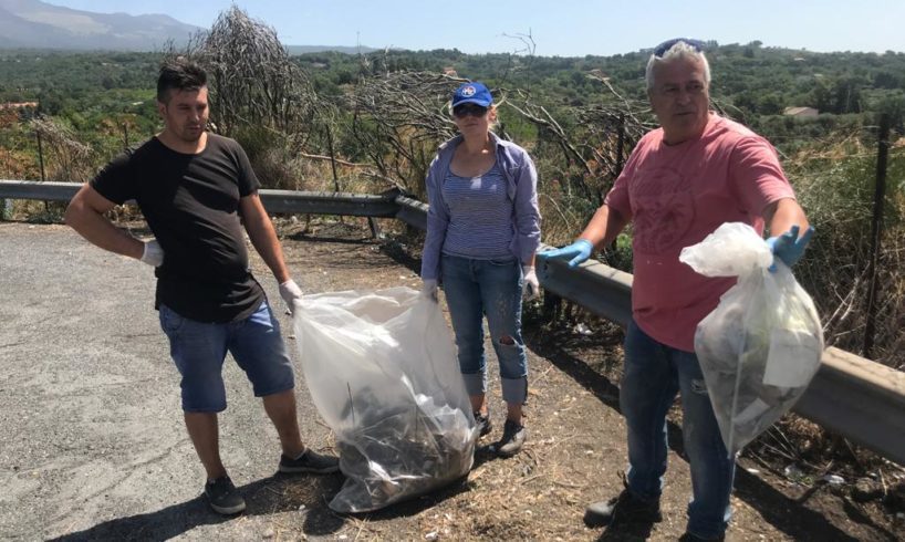 Quattro volontari hanno ripulito stamani l’are panoramica delle Vigne a pochi metri dall’Eco Punto dove ogni giorno gli adraniti in villeggiatura conferiscono i rifiuti. Muniti di rastrelli e sacchetti i 4 volontari - padre, madre, figlio e una ragazza russa - hanno rimesso a nuovo la piazzola che di solito viene utilizzata da quanti vogliono godere di una vista dall’alto. Negli anni il germe dell’inciviltà ha colpito quella zona trasformandola in una sorta di deposito-immondezzaio a disposizione di tutti. “Saremo qui ogni lunedì - spiega Domenico Nicolosi, militare in pensione cui si deve l’azione meritevole - e dalle 10 alle 12 provvederemo a ripulire la zona dai rifiuti. Se qualcuno vuole unirsi a noi e darci una mano lo accoglieremo con piacere”. La scorsa settimana il quartetto è entrato in azione per la ripulitura di un fazzoletto di terra poco distante dove hanno trovato accampamento alcuni cuccioli randagi (assistiti anche dai volontari dell’Anpa). La presenza dei volontari delle ‘Vigne pulite’ ha sorpreso stamattina i tanti automobilisti in transito per la strada delle Vigne, trasformatasi col tempo da ‘cartolina di ginestre’ a micro-discarica. In tanti si sono complimentati con i volontari per il senso civico dimostrato.