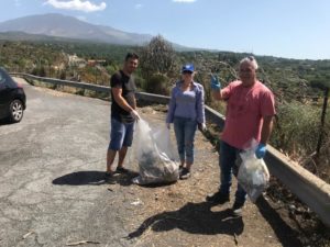 Quattro volontari hanno ripulito stamani l’are panoramica delle Vigne a pochi metri dall’Eco Punto dove ogni giorno gli adraniti in villeggiatura conferiscono i rifiuti. Muniti di rastrelli e sacchetti i 4 volontari - padre, madre, figlio e una ragazza russa - hanno rimesso a nuovo la piazzola che di solito viene utilizzata da quanti vogliono godere di una vista dall’alto. Negli anni il germe dell’inciviltà ha colpito quella zona trasformandola in una sorta di deposito-immondezzaio a disposizione di tutti. “Saremo qui ogni lunedì - spiega Domenico Nicolosi, militare in pensione cui si deve l’azione meritevole - e dalle 10 alle 12 provvederemo a ripulire la zona dai rifiuti. Se qualcuno vuole unirsi a noi e darci una mano lo accoglieremo con piacere”. La scorsa settimana il quartetto è entrato in azione per la ripulitura di un fazzoletto di terra poco distante dove hanno trovato accampamento alcuni cuccioli randagi (assistiti anche dai volontari dell’Anpa). La presenza dei volontari delle ‘Vigne pulite’ ha sorpreso stamattina i tanti automobilisti in transito per la strada delle Vigne, trasformatasi col tempo da ‘cartolina di ginestre’ a micro-discarica. In tanti si sono complimentati con i volontari per il senso civico dimostrato.