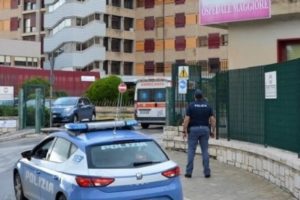 Modica, bimbo arriva morto in ospedale: lividi su tutto il corpo. Fermato il convivente della madre