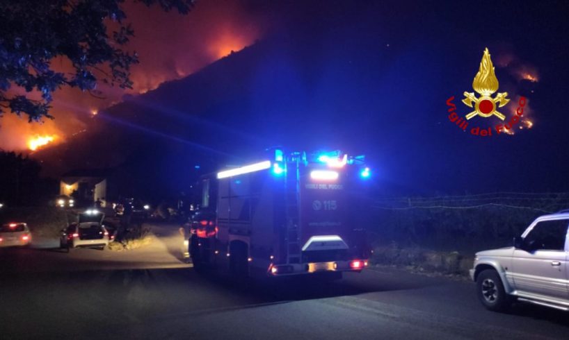 Trecastagni, vasto incendio sul Monte Gorna: accertamenti sulle origini del rogo