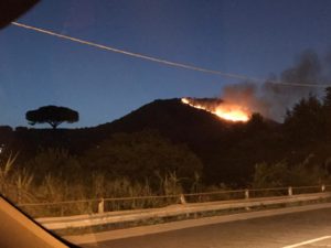 Trecastagni, vasto incendio sul Monte Gorna: accertamenti sulle origini del rogo