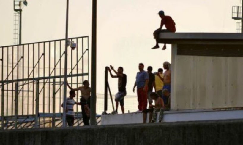 Messina, migranti di nuovo in fuga dall’ex caserma Gasparro. Il sindaco: “Il 28 chiudo senza se e senza ma”