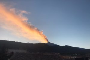 Etna, nella notte Ingv registra aumento intensità: blande emissioni di cenere vulcanica