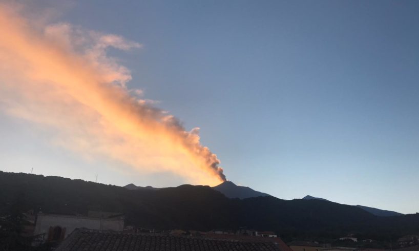 Etna, nella notte Ingv registra aumento intensità: blande emissioni di cenere vulcanica