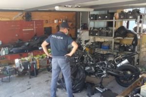 Catania, a Librino Polizia scopre officina abusiva con moto e autoricambi rubati: denunciate 2 persone