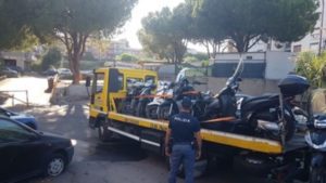 Catania, a Librino Polizia scopre officina abusiva con moto e autoricambi rubati: denunciate 2 persone