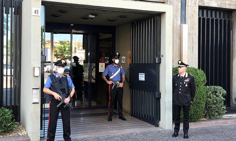 Catania, i Carabinieri della Banca d’Italia acciuffano ladro di un telefonino: è un 19enne di origini gambiane