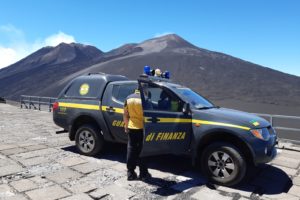 Etna, Soccorso Alpino della GdF aiuta due ciclisti in difficoltà: vicino al Rifugio Monte Scavo, quota 1740 metri