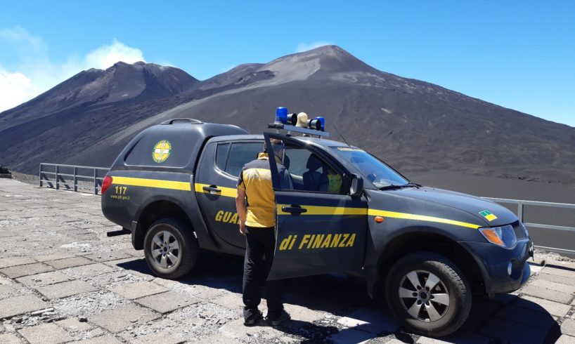 Etna, Soccorso Alpino della GdF aiuta due ciclisti in difficoltà: vicino al Rifugio Monte Scavo, quota 1740 metri