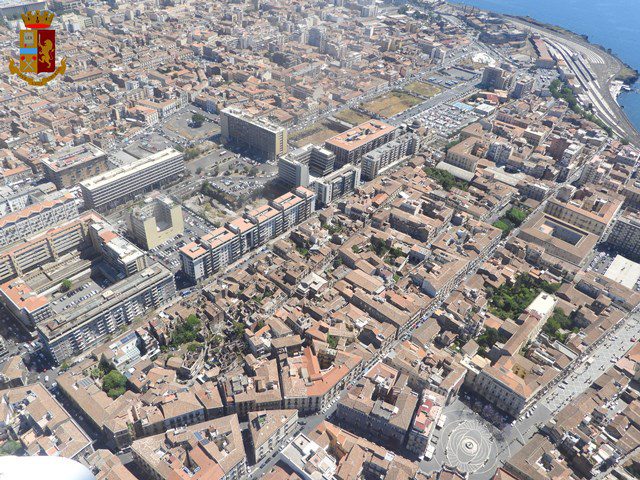 Catania, due minorenni tagliano gola a passante per rubare soldi e cellulare: arrestati e trasferiti in centro d’accoglienza