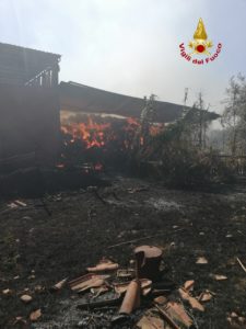 Paternò, in fiamme fienile di un’azienda agricola di contrada Cafaro: da chiarire le cause