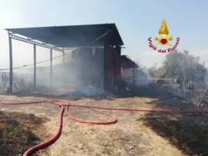 Paternò, in fiamme fienile di un’azienda agricola di contrada Cafaro: da chiarire le cause