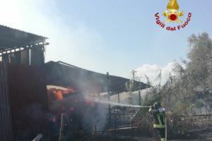 Paternò, in fiamme fienile di un’azienda agricola di contrada Cafaro: da chiarire le cause