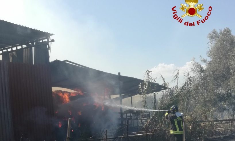 Paternò, in fiamme fienile di un’azienda agricola di contrada Cafaro: da chiarire le cause