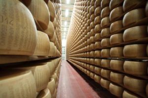 Il Parmigiano Reggiano è più forte del Covid: l’export cresce dell’11,9%