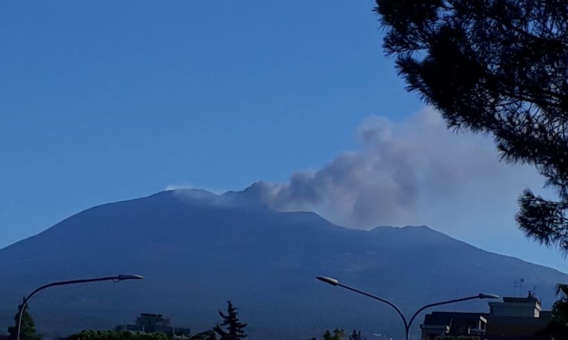 Etna in movimento con modesta ricaduta di cenere: lievi ritardi per i voli in arrivo al Fontanarossa