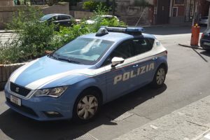 Agenti del Commissariato di Adrano, hanno denunciato un cittadino di 50 anni, residente a Bronte per il reato di porto ingiustificato di armi od oggetti atti ad offendere. Durante l’attività di controllo del territorio, i poliziotti hanno proceduto all’identificazione di due persone a bordo di un’autovettura che si trovava in una zona spesso interessata da fenomeni di spaccio di sostanze stupefacenti. Nel corso delle operazioni il 50enne è stato trovato in possesso di 2 coltelli a serramanico occultati nel vano porta oggetti dell’autovettura.