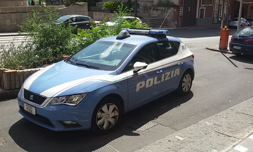 Agenti del Commissariato di Adrano, hanno denunciato un cittadino di 50 anni, residente a Bronte per il reato di porto ingiustificato di armi od oggetti atti ad offendere. Durante l’attività di controllo del territorio, i poliziotti hanno proceduto all’identificazione di due persone a bordo di un’autovettura che si trovava in una zona spesso interessata da fenomeni di spaccio di sostanze stupefacenti. Nel corso delle operazioni il 50enne è stato trovato in possesso di 2 coltelli a serramanico occultati nel vano porta oggetti dell’autovettura.