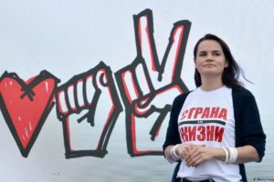 Bielorussia, la leader dell’opposizione Tikhanovskaya chiede a Lukashenko di lasciare: “Se rinuncia può partire”