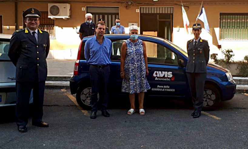 Catania, GdF dona autovettura all’Avis di Acireale: la Panda è stata consegnata presso la Tenenza