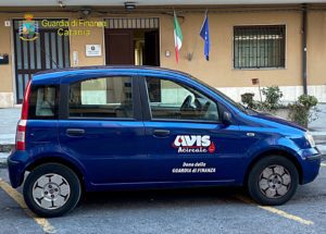 Catania, GdF dona autovettura all’Avis di Acireale: la Panda è stata consegnata presso la Tenenza