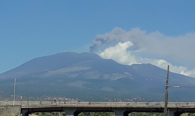 Etna, attività stromboliana a fasi alterne: s'intensifica l'emissione di cenere