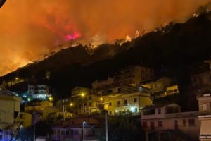 Incendi, Procura Palermo apre fascicolo su devastazione di Altofonte. Musumeci: “Grazie a chi ha lottato per spegnere le fiamme”