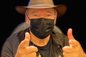 Vasco Rossi manda a quel paese i socialmentecatti anti-Covid: “Io la mascherina la metto anche sulle mani”