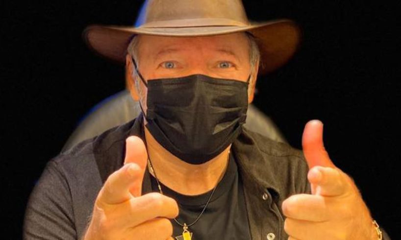 Vasco Rossi manda a quel paese i socialmentecatti anti-Covid: “Io la mascherina la metto anche sulle mani”