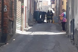 Paternò, auto guidata da anziano ribalta in via Duca degli Abruzzi: sulla 'strada budello' già altri incidenti