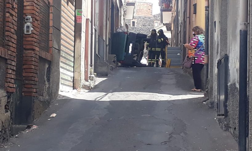 Paternò, auto guidata da anziano ribalta in via Duca degli Abruzzi: sulla 'strada budello' già altri incidenti